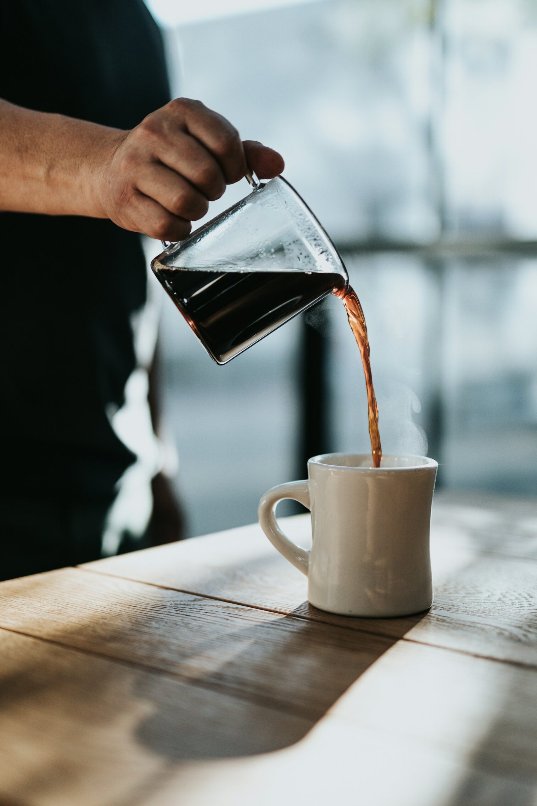 コーヒーを注ぐ