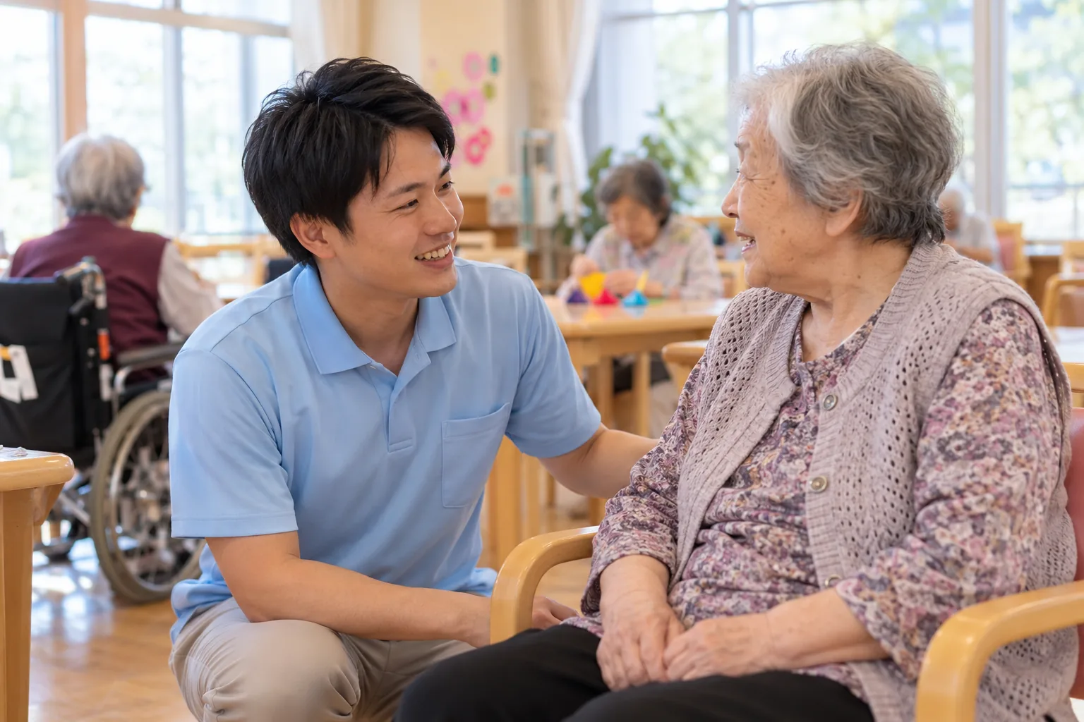 介護施設で利用者と話す新堂りく